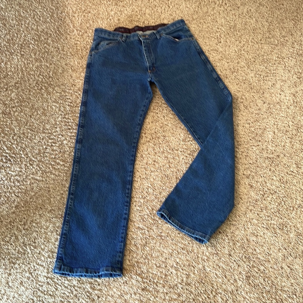 Men’s wrangler regular fit. 36 x 32 dark blue.